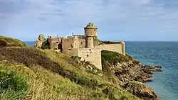 Vue du château de la Roche Goyon (fort La Latte) du côté sud-ouest.