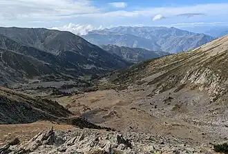 Pla de Cady, Massif du Canigou. Accumulations morainiques quaternaires dans la large combe (traversée par un sentier) immédiatement en dessous, et latéralement sur le côté de la vallée à gauche.