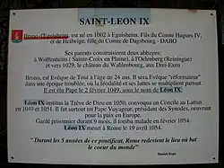 Plaque biographique de Léon&nbsp;IX sur la place du château à Eguisheim.