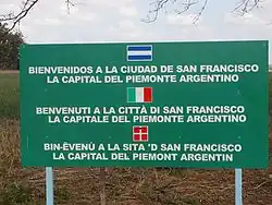 Panneau en Argentine utilisant le drapeau argentin pour représenter la langue espagnole.