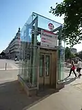 L'ascenseur situé à l'angle de la Place Bellecour et de la Place Antonin Poncet, il donne accès au niveau -2 et permet de rejoindre chacun des quais de la station par l'usage de seulement un autre ascenseur dans la station.
