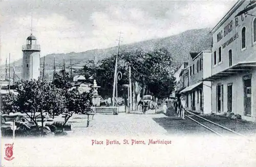 Le phare-sémaphore et la fontaine Agnès au centre de la place Bertin et la rue Bouillé.