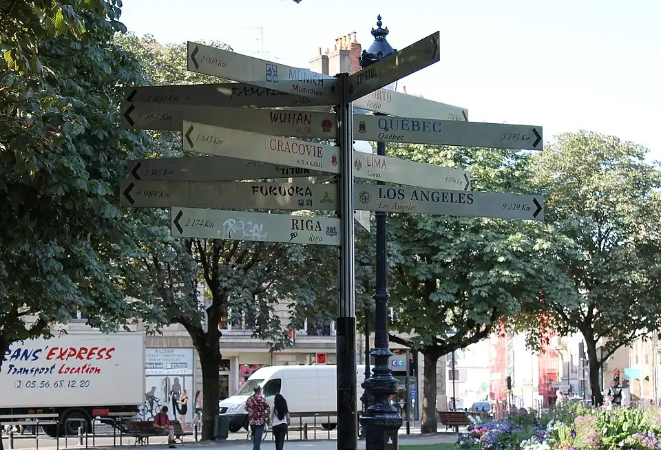 « Jalonnement directionnel », face au no&nbsp;10 (retiré aujourd'hui)