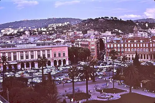 Le casino en 1973. Les arcades ont été préservées.