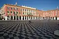 Place Masséna avec le sol réaménagé par un beau matin d'été