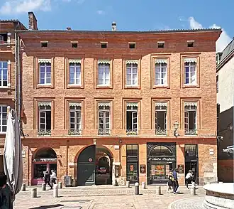 Sa première maison à Toulouse, place Roger-Salengro.