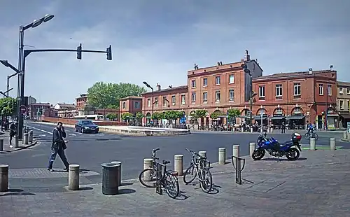 Place Saint-Cyprien, première place à programme à Toulouse, dessinée par Joseph-Marie de Saget.