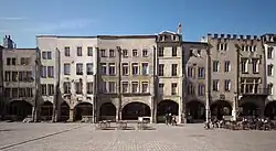 Chaque travée possède deux baies datant du XVIIe&nbsp;siècle. Les toitures sont en « pointe de diamant ». On distingue la forme d'une tour, visible à l’arrière de la troisième façade, empreinte de l’ancien mur romain et du haut Moyen Âge.