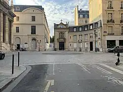 L'hôtel de l'Artillerie, anciennement noviciat des Dominicains sur la place.