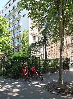 Croisement avec l'avenue Henri-Martin.
