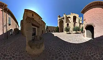 Vue panoramique 360° de la Place de l'église avec vue de la façade de l’église Sainte-Eulalie.