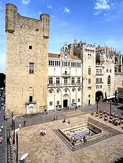 Place de l'hôtel de ville de Narbonne avec vue sur la façade principale du palais des archevêques.