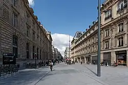 Le début de la rue du Faubourg-du-Temple, place de la République.
