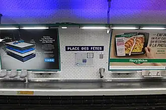 Quai de la ligne 11 décoré en style « Ouï-dire » avec trois modèles de sièges différents.