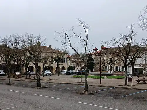 Place des Tilleuls, espace public central de la bastide de Grenade.