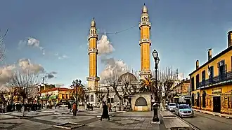 Place du 1er novembre au centre-ville et la nouvelle mosquée.