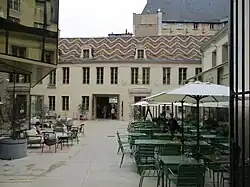 Cour Bareuzai et bâtiment couvert de tuile vernissée