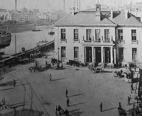 Le palais de la Bourse bordé par la Loire avant les comblements.