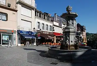 Place Marcadal et sa fontaine monumentale à Lourdes.