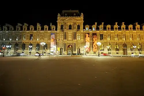 La place du Palais-Royal, coté sud, délimitée par le palais du Louvre, en 2009.
