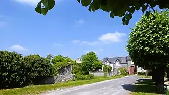 Place du château et vestige de la tour dite de Boël.