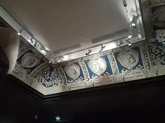 Plafond décoré avec en trompe-l'œil des volutes bleues de personnages locaux tels que Pierre Borel, Adélaïde de Burlats, Eléonore de Montfort, etc.