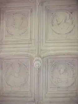 Détails du plafond de l'escalier.