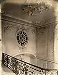 Plafond de l'escalier de l'hôtel.