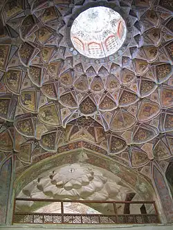 Oculus dans le plafond d'inspiration safavide du Hacht Behecht, un palais situé à Ispahan, en Iran.