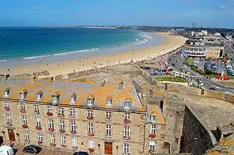 À gauche, la tour des moulins ; derrière l'ancienne caserne, le bastion de la Galère.