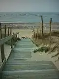 L'accès à la plage par la dune protégée avec, au loin, les bouchots.