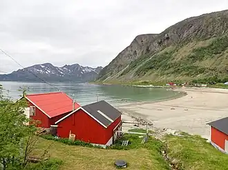Plage de Grøtfjord, au pied du Nordtinden et au fond l'île de Vengsøya