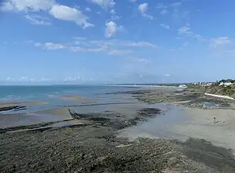 Pêcherie médiévale de type barrage à poissons sur la plage du Plat-Gousset.