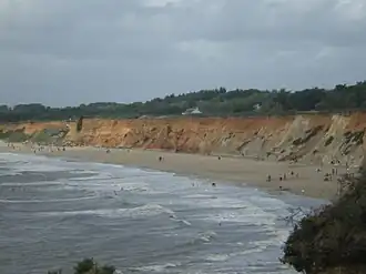 La plage de la Mine d'Or et ses falaises, vestiges du Massif armoricain.