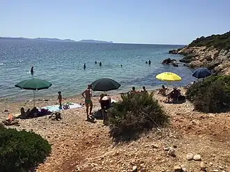 Parasols sur une plage du golfe de Palmas, Sardaigne.