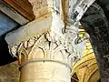 Chapiteau de tiges perlées au nord de la nef.