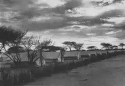 Photographie en noir et blanc de tentes alignées.