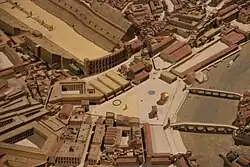 Photographie en couleurs d'une partie de la maquette d'une ville.