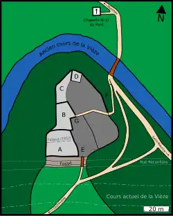 Plan en couleur d'une colline contournée par une rivière d'ouest en est par le nord. Au sommet de la colline se trouve un plateau avec plusieurs constructions à l'ouest et au nord-ouest et une place sur la partie est. Un chemin d'accès arrive du sud et traverse un fossé pour entrer sur le plateau. Un autre chemin, plus petit, part de l'ouest du plateau et rejoint la rivière à un pont, au nord-ouest de la colline.
