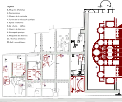 Plan détaillé d'un site archéologique avec un grand bâtiment