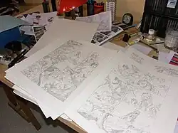 feuille blanches sur une table avec des dessins en crayonné dessus.