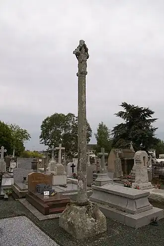 La croix du cimetière.