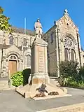 Le monument aux morts près de l'église Saint-Sauveur.