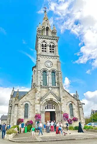 Église Saint-Sauveur : la façade.