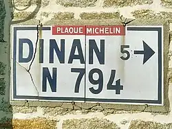 Plaque routière Michelin de l'ancienne N 794 située à 5&nbsp;km à l'est de Corseul.