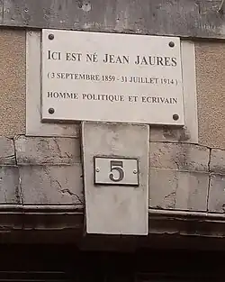 Nouvelle plaque commémorative (2025) rappelant le lieu de naissance de Jean Jaurès.