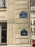 Plaque « rue de Rennes » sur la place Saint-Germain-des-Prés.