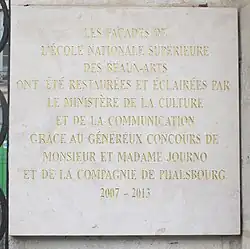 Plaque sur la façade rappelant la restauration.