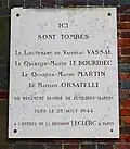 Plaque en hommage à des soldats tués pendant la Libération de Paris (1944), sur un pavillon de garde du bois de Boulogne.