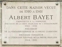 Plaque au n°2.